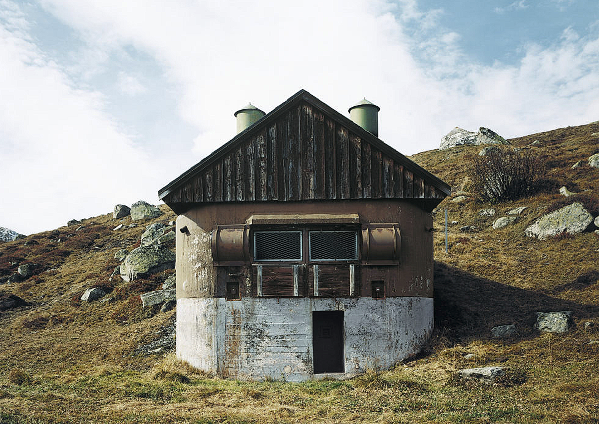 А вот тут есть что заподозрить - если находиться рядом, видно, что это бетон и форма дома слишком необычная для шале