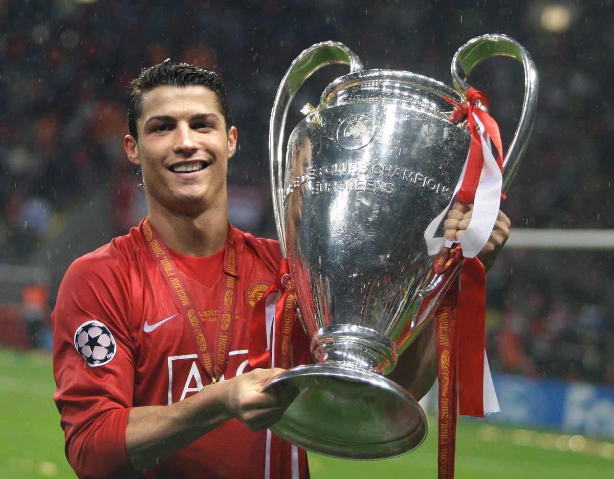 Криштиану Роналду с Кубком ЛЧ-2008.