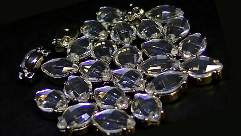 Блеск кристаллов в оправе