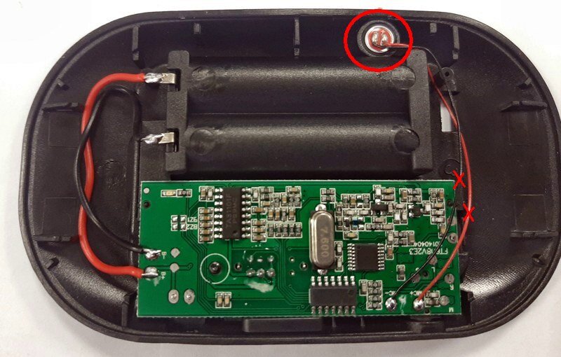 Отпаиваем коричневый и черный провод (в другом исполнении может быть другая цветовая маркировка) и выкидываем микрофон.