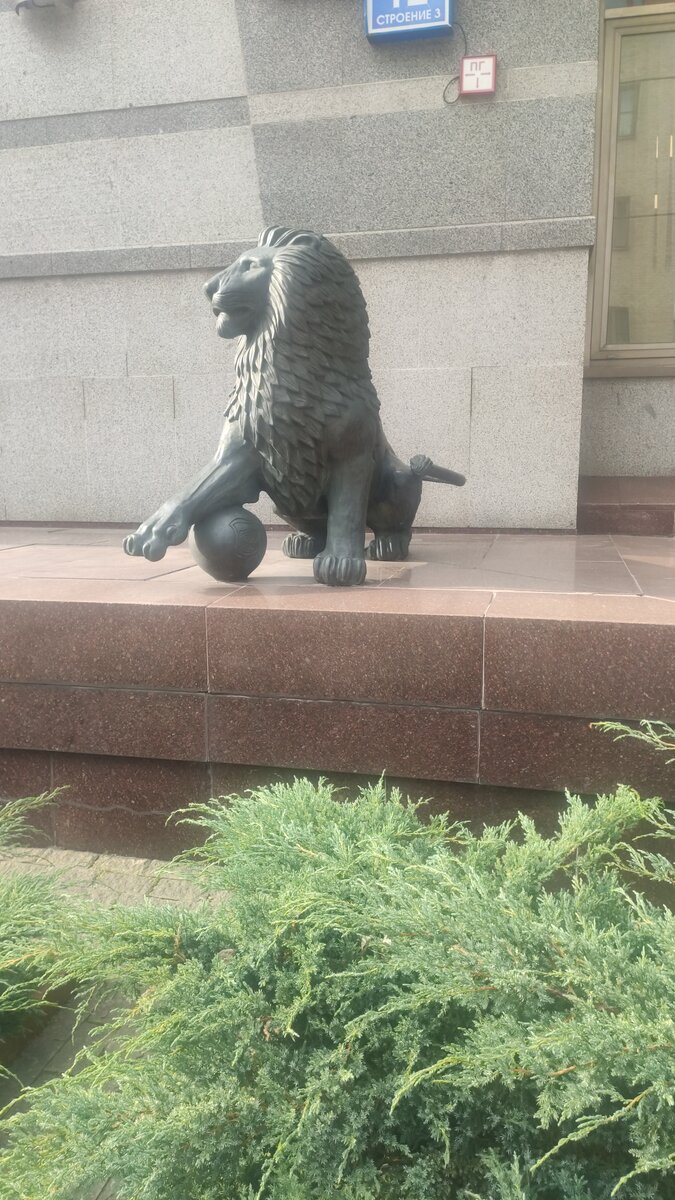 Ориентир на входе лев