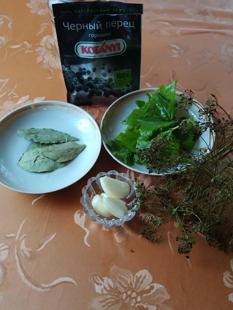 Лавровый лист, чеснок, перец горошек, лист смородины и зонтики укроп.