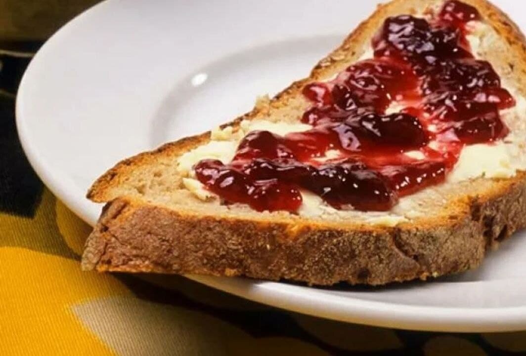 бутерброд с вареньем. Jam bread. хлеб с мармеладом. Bread with jam. Jam bread.