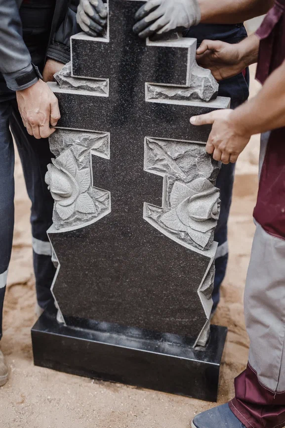 Когда ставят памятник на могилу на кладбище?