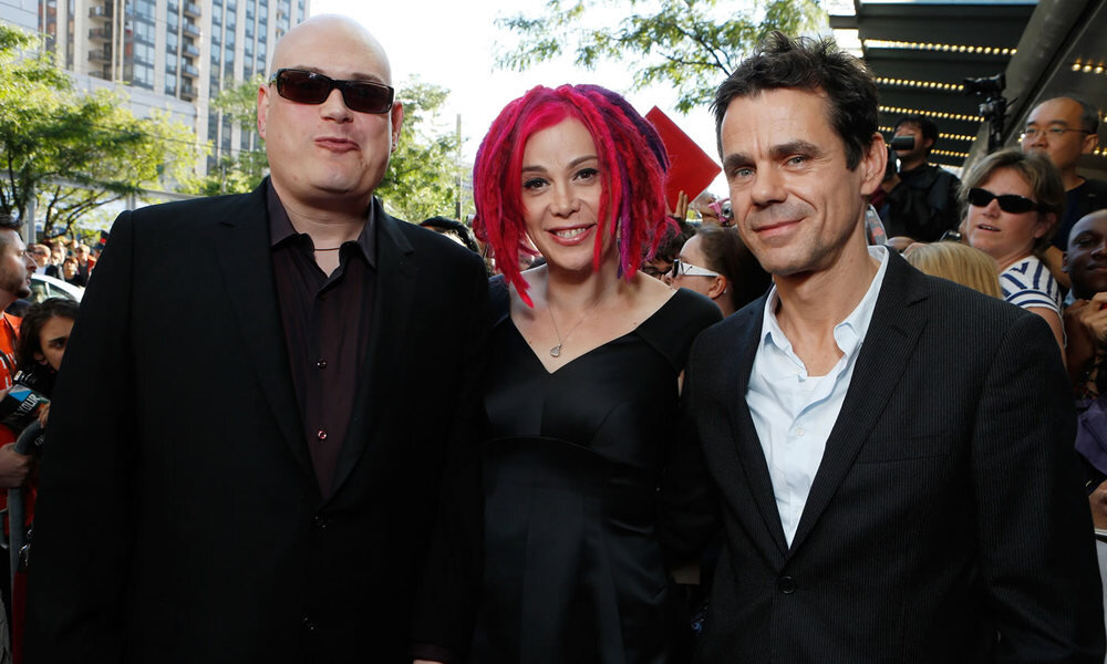 Создатели фильма - "братья" Вачовски и Том Тыквер.