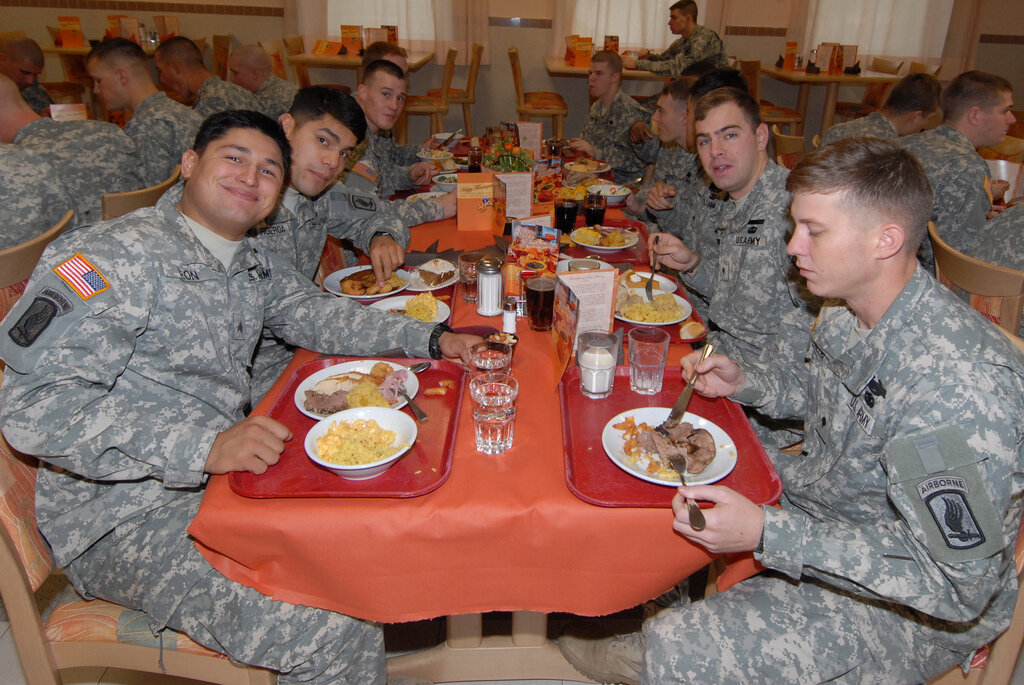 Военные развлечения. Питание в армии США. Столовая армии США. Военнослужащий за столом.