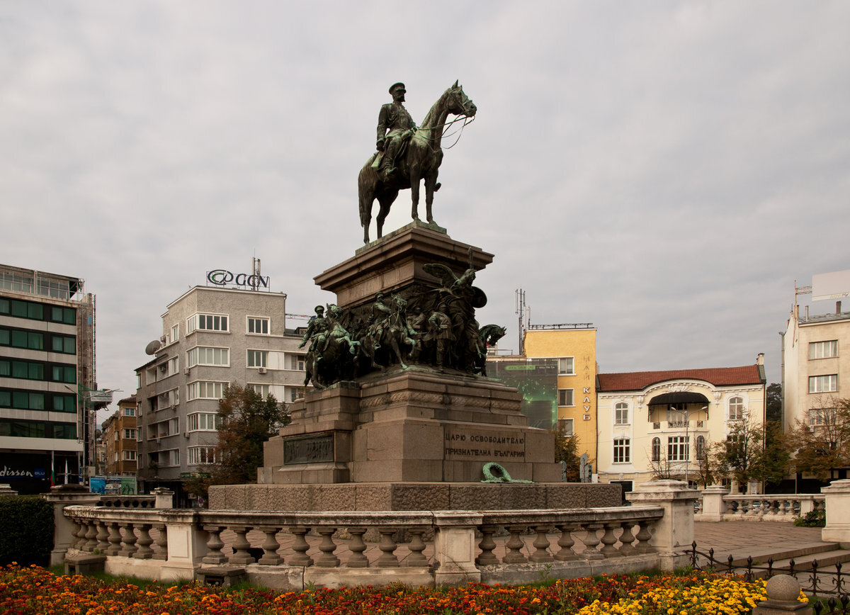 Памятник в центре. Памятник царю-освободителю София. Памятник царю-освободителю в Софии (Болгария). София Болгария памятник царю Александру 2. Царю освободителю Александру II памятник в Болгарии.