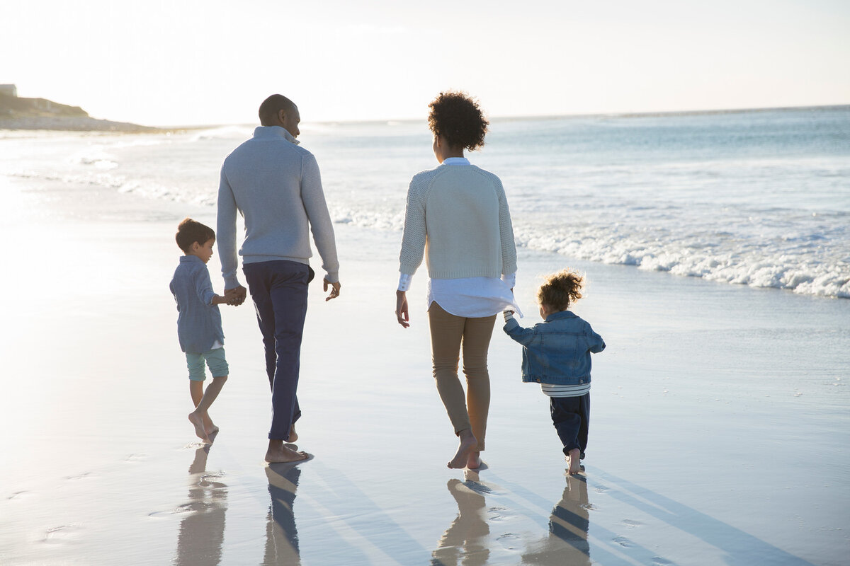 Семьи России с двумя и более детьми не должны платить НДФЛ при продаже квартиры для улучшения жилищных условий. Пенсионеры, в свою очередь, освобождены от налога на имущество. Об этих и ряде других льгот напомнили в Госдуме.

«В России существует множество мер поддержки. О многих из них мы регулярно рассказываем. В сегодняшнем материале собрали для вас несколько льгот, о которых вы могли не знать», — говорится в сообщении Госдумы в соцсети «ВКонтакте».

В частности указано, что семьи с двумя и более детьми не должны платить НДФЛ при продаже квартиры для улучшения жилищных условий. Пенсионеры в РФ освобождены от налога на имущество. Также пенсионеры, многодетные семьи, инвалиды I и II групп и семьи с детьми-инвалидами не должны платить налог с шести соток земли. Детям до трех лет, а также детям из многодетных семей до шести лет, положены бесплатные лекарства.В Госдуме напоминают, что россияне имеют право на налоговый вычет при покупке квартиры, оплате лечения или образования, совершении пожертвований и ряда других трат. При оплате ЖКУ право на льготы имеют семьи, чьи расходы на них превышают установленную в регионе максимально допустимую долю дохода. Также компенсации на услуги ЖКХ положены ветеранам, инвалидам и многодетным.