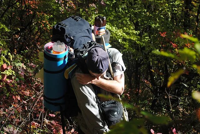 Не подумайте ничего плохого, просто он отстегивает рукава) 