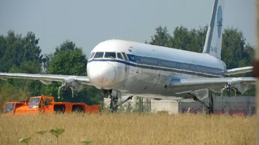 Как летавший всего два года Ту-214 прячут на дальней стоянке.