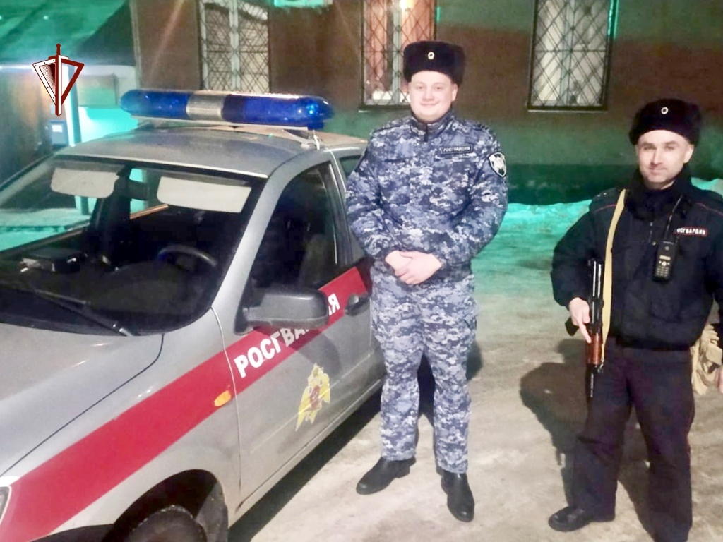 В Тверской области росгвардейцы помогли автомобилисту сбить пламя на загоревшейся машине