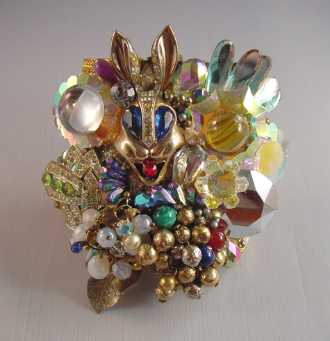 Брошь Кролик Кару с сундуком с сокровищ из стеклянных и металлических бусин,