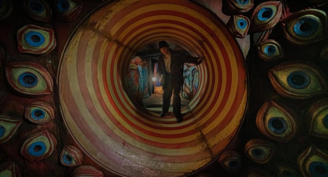 К сожалению (или нет) подобных сцен в фильме немного.