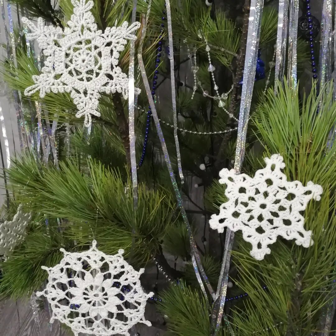 Пусть солнце светит,
Снег искрится тая.
И запах ели в комнате плывет.
Я счастья, бодрости
От всей души желаю
В чудесный праздник – Новый год!