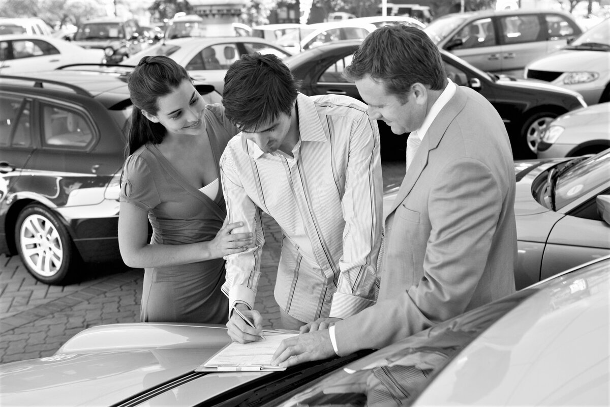 «Я хочу купить дорогой автомобиль в кредит», – сказал своей подруге молодой человек.