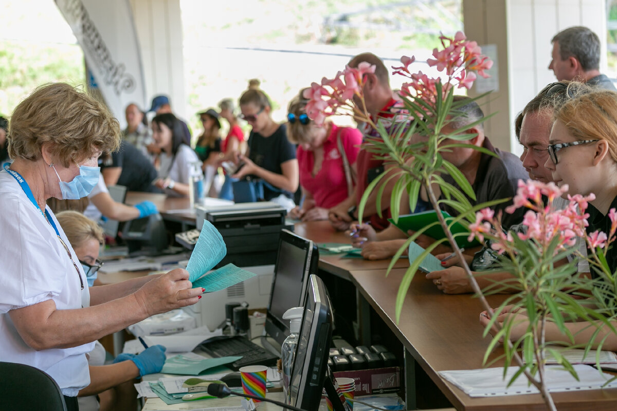 На стойке регистрации взрослых получают оригинальный бланк путёвки, заполняют его и забирают обратный талон