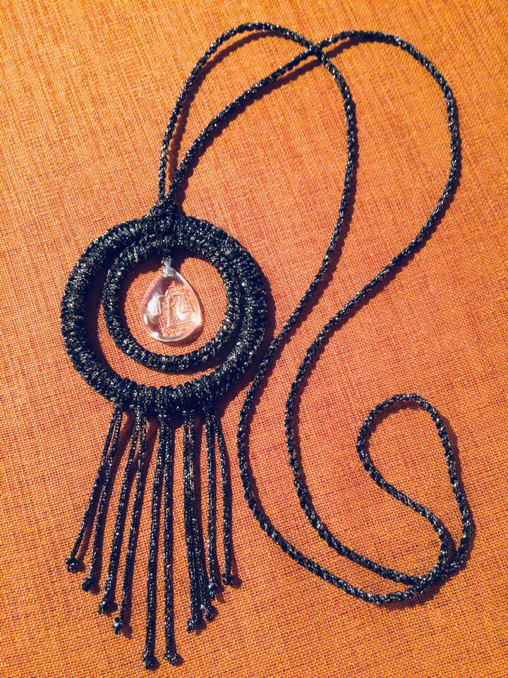 Хрустальная подвеска получила достойное обрамление))