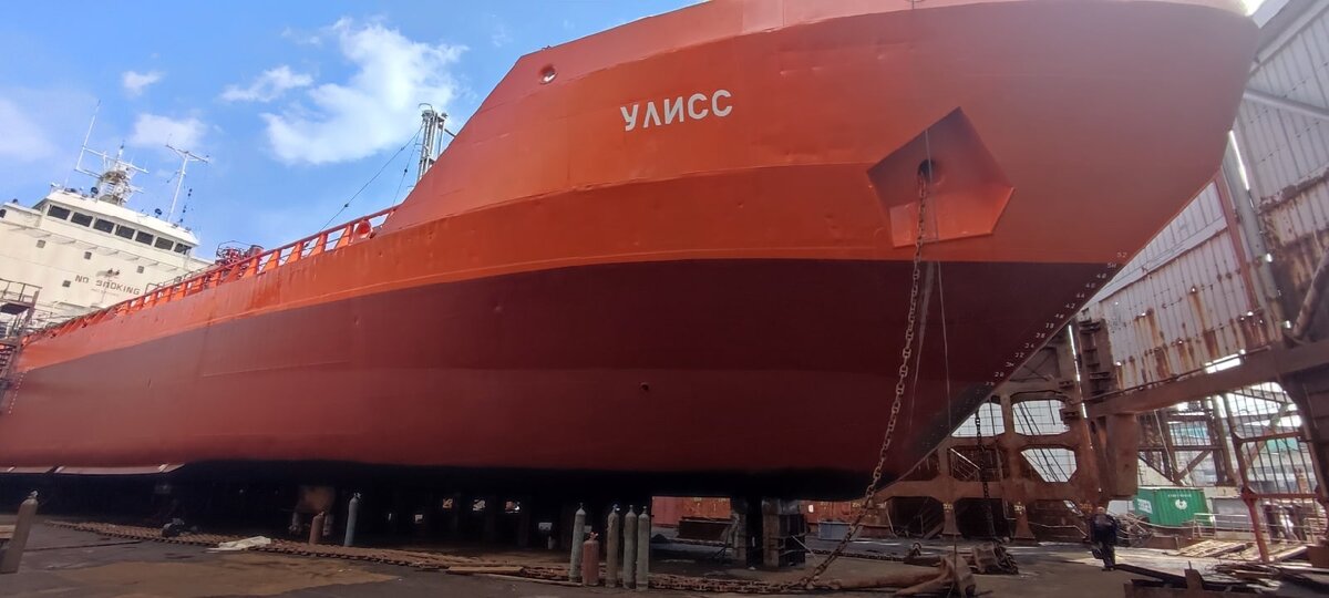 На примере судов в доке можно увидеть как выглядит осадка на судне.