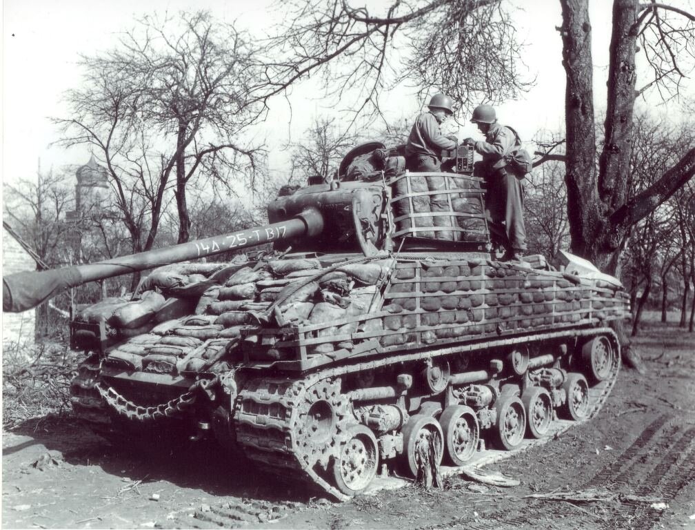 Американский «Шерман» в 1944 году. Бронезащита усилена мешками с песком.