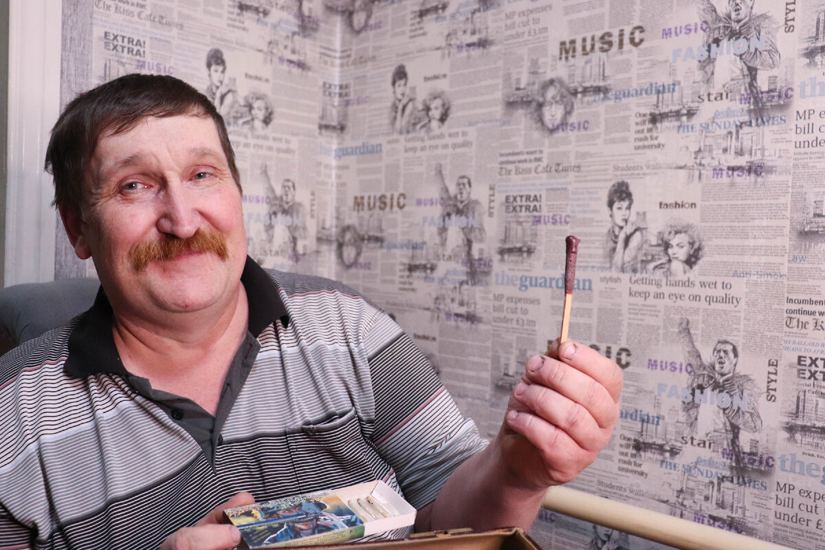 Вот он, собственной персоной) держит спичку для связистов