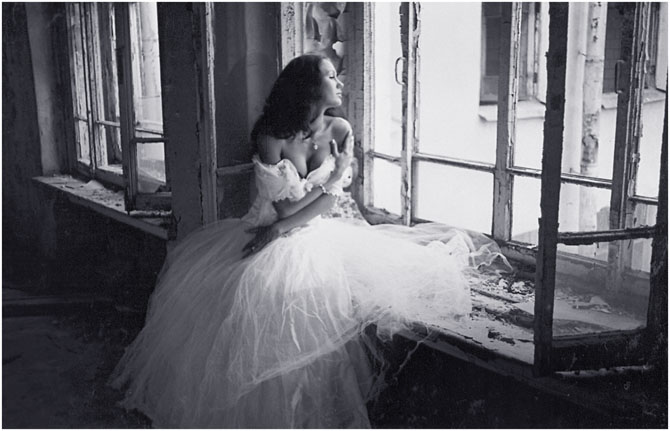 Читать брошенная невеста. Невеста плачет. Несчастная невеста. Грустная девушка в свадебном платье. Невеста у окна.