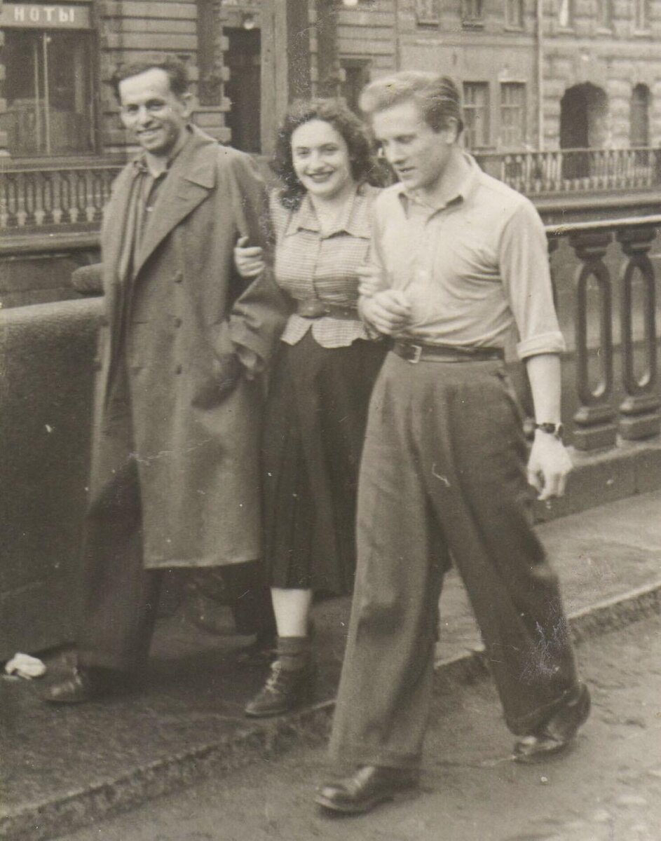 Виктория и Рене (справа) Сливовские с однокурсником, Ленинград, 50-е годы. фото с сайта: culture.pl (https://culture.pl/ru/article/zhizn-ona-neimovernaya-istoriya-viktorii-slivovskoy)