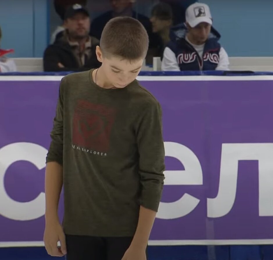 ребенок с рупором. шоу голос новости. спартакиада сильнейших волейбол. мальчик выступил. подросток с микрофоном.