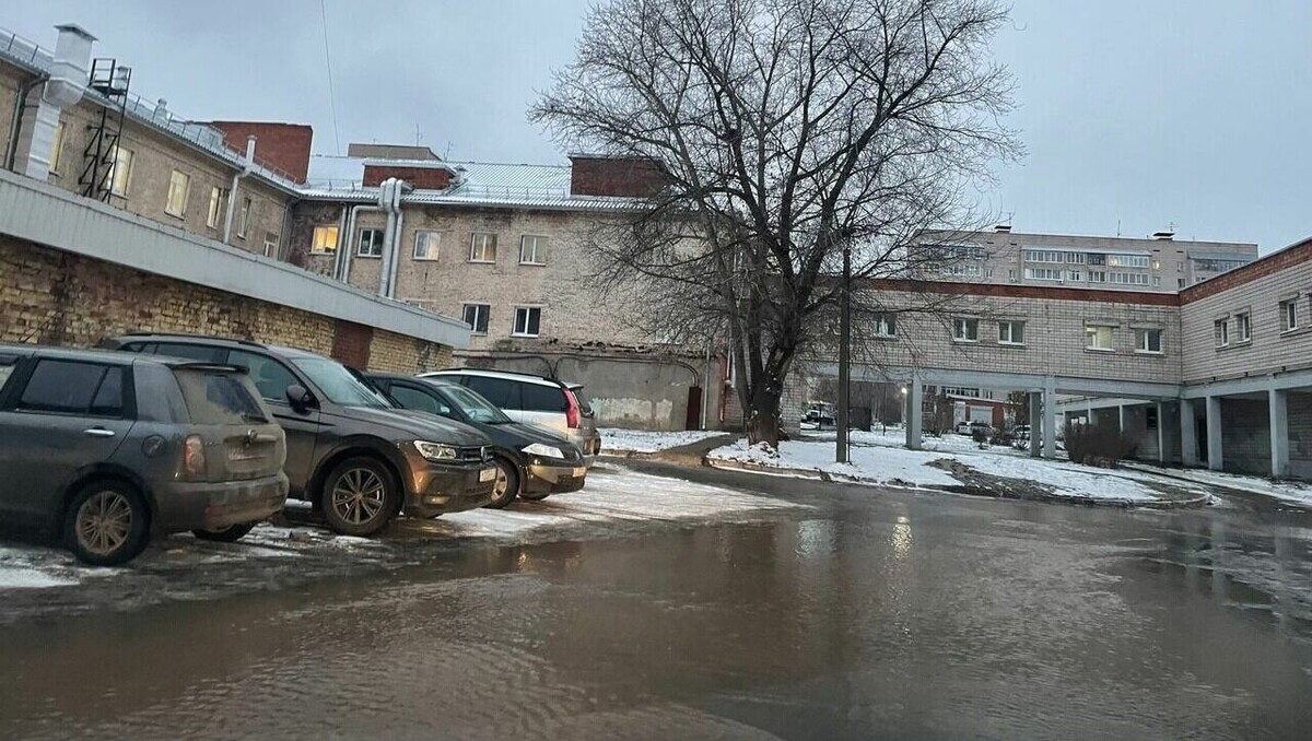     Ижевчане в социальных сетях сообщили об огромной луже возле ГКБ №9. Здесь произошел порыв водопровода, но из-за припаркованного на колодце автомобиля аварийная бригада не смогла сразу приступить к устранению проблемы.