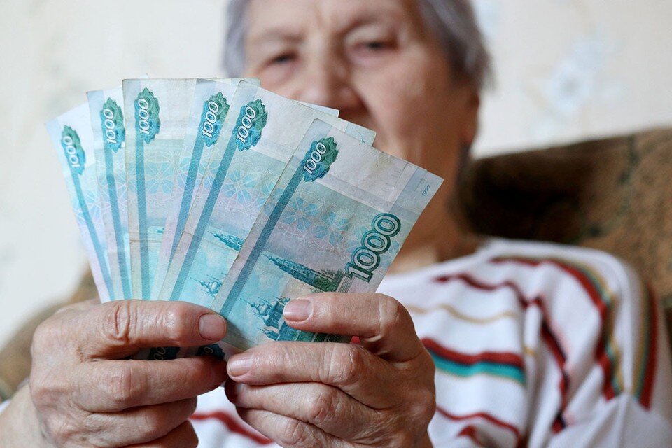     С 1 января 2023 года неработающих пенсионеров ждет прибавка. Выплаты увеличатся на 4,8%  Shutterstock