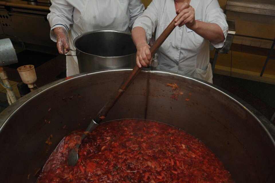     Наиболее ценились те кухарки, которые могли вкусно готовить, тратя на продукты не слишком много Владимир ВЕЛЕНГУРИН