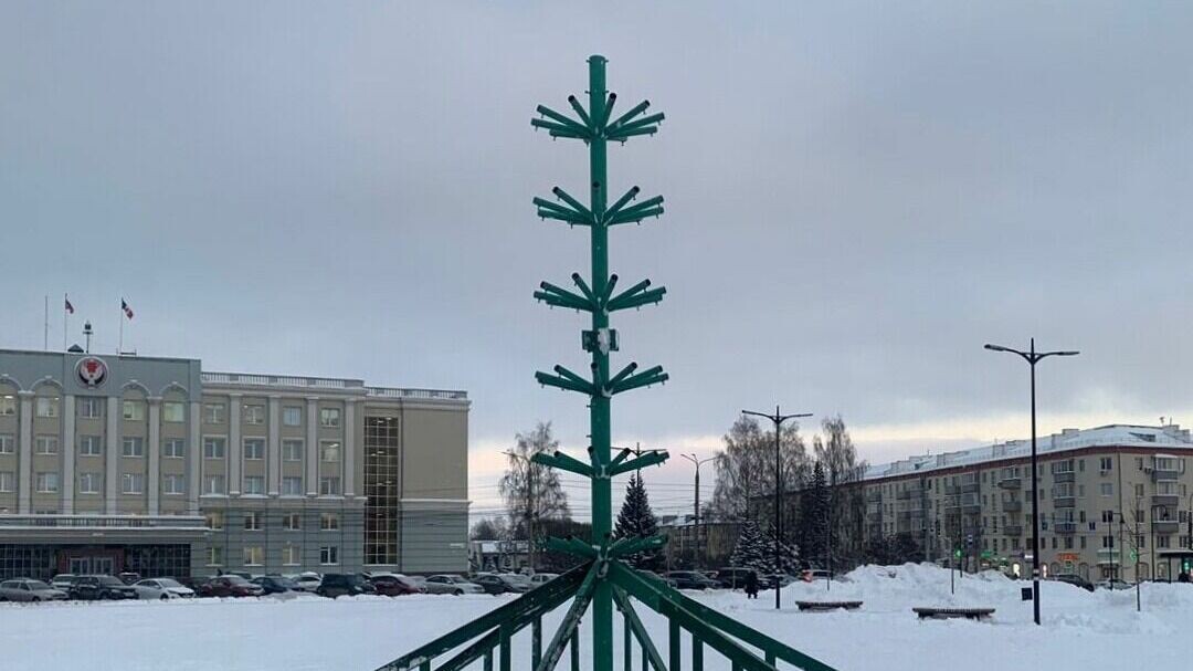     На Центральной площади столицы Удмуртии начали устанавливать главную новогоднюю елку.