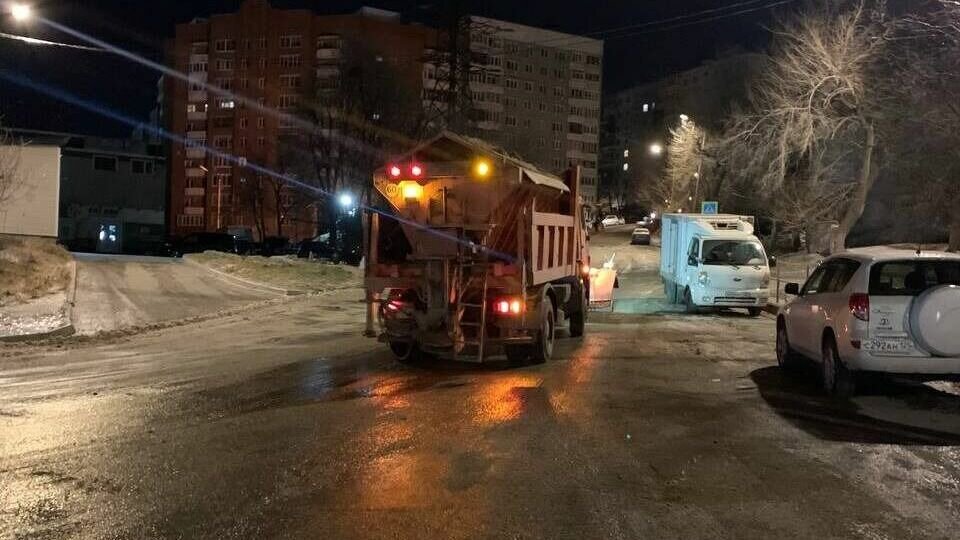     Всю ночь городские дорожные службы Владивостока вели борьбу с гололедицей и наледью на дорогах и тротуарах. Самые сложные участки очищали в первую очередь.