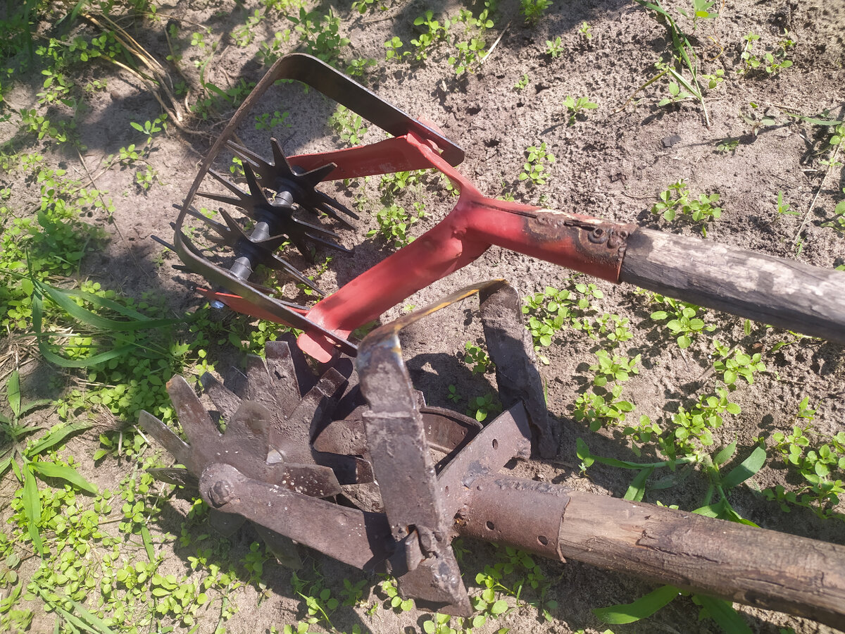 Новый культиватор красного цвета, старый серого.