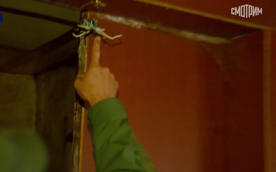    Дверь закрывалась не только на замок но и на проволоку. Фото: Кадр телеканала «Россия 24»