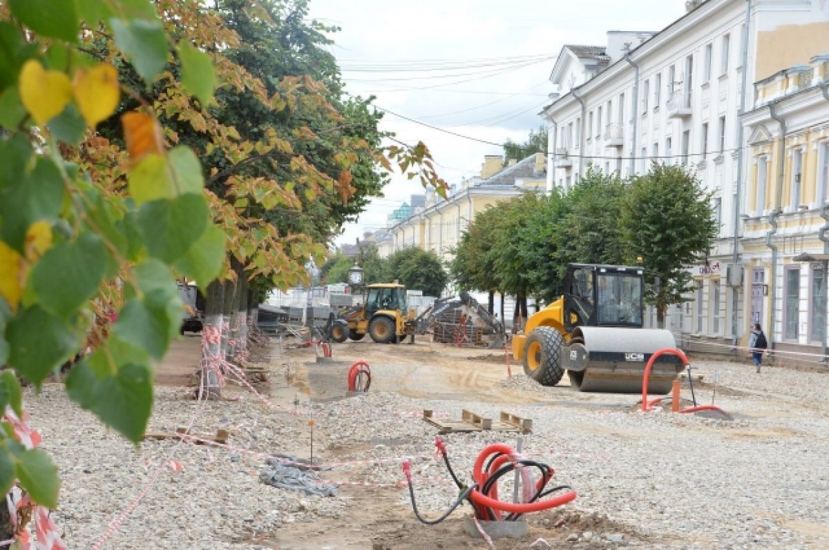    В центре Твери продолжают ремонтировать тротуары и укладывать плитку