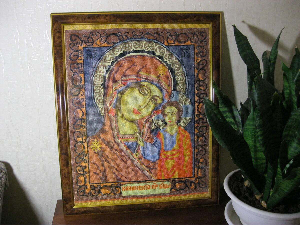 Купила готовую раму 40 см х cм 50см  и сразу же оформила .Эта работа висит у меня и расставаться с ней я не собираюсь.