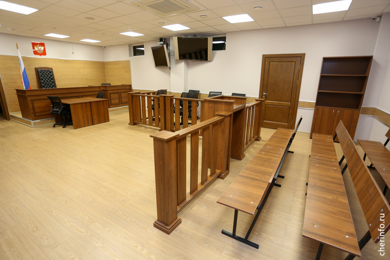    28-летний мужчина устроился в магазин розничной торговли. Он должен был консультировать покупателей и продавать товар.