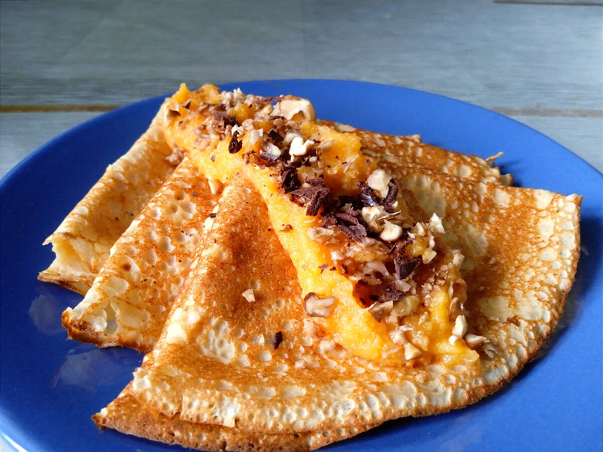 Блинчики на амарантовой муке с соусом из запеченой тыквы и садовых груш с грецкими орехами и стружкой горького шоколада