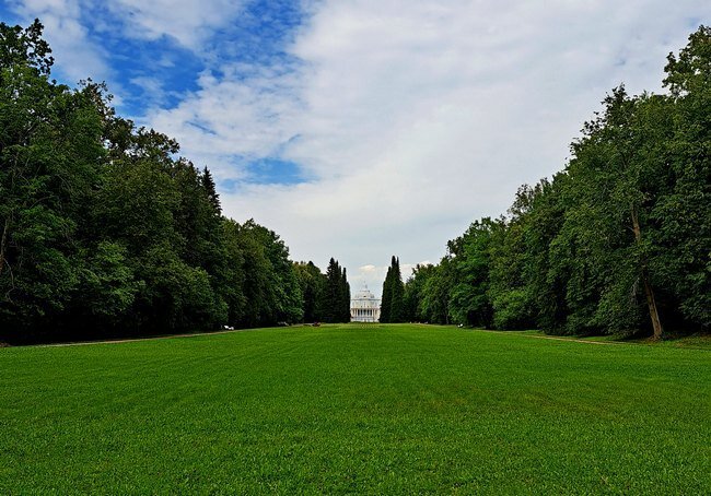 Вид на павильон Катальной горы с расстояния около 500 метров /фото из личного архива/