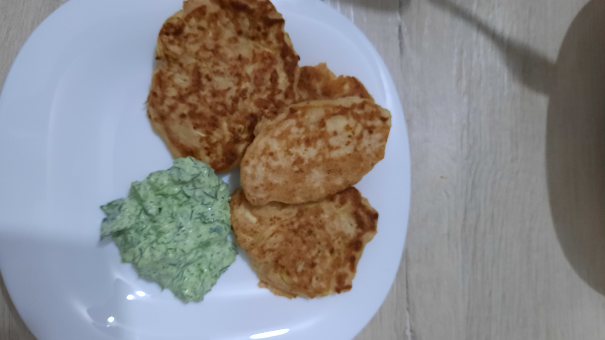 Кабачковые оладьи со сметанным соусом  с зеленью. 