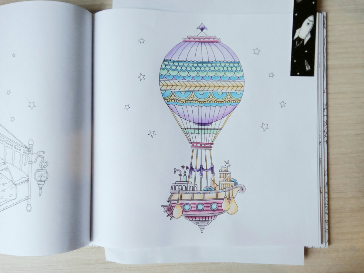 В принципе, воздушный шар с кроликом-пассажиром готов. Можно покрасить звезды и успокоиться. Но нет. 