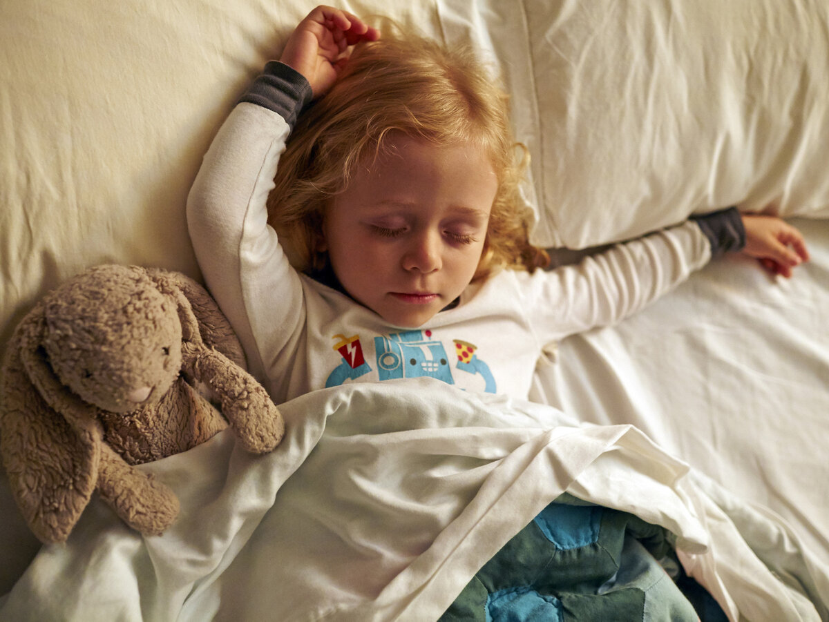 лунатизм и судороги у детей. спящий ребенок. быстрое засыпание малыша. девочка тоддлер в кровати. музыка быстро успокоить малыша.