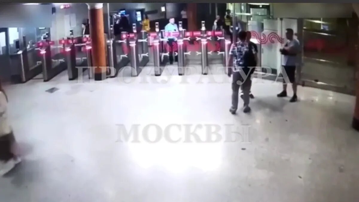 Перцовый баллончик в метро спб. Пассажиры московского метро. Музыканты в метро. Кантемировская трагедия в метро. Певцы в метро.