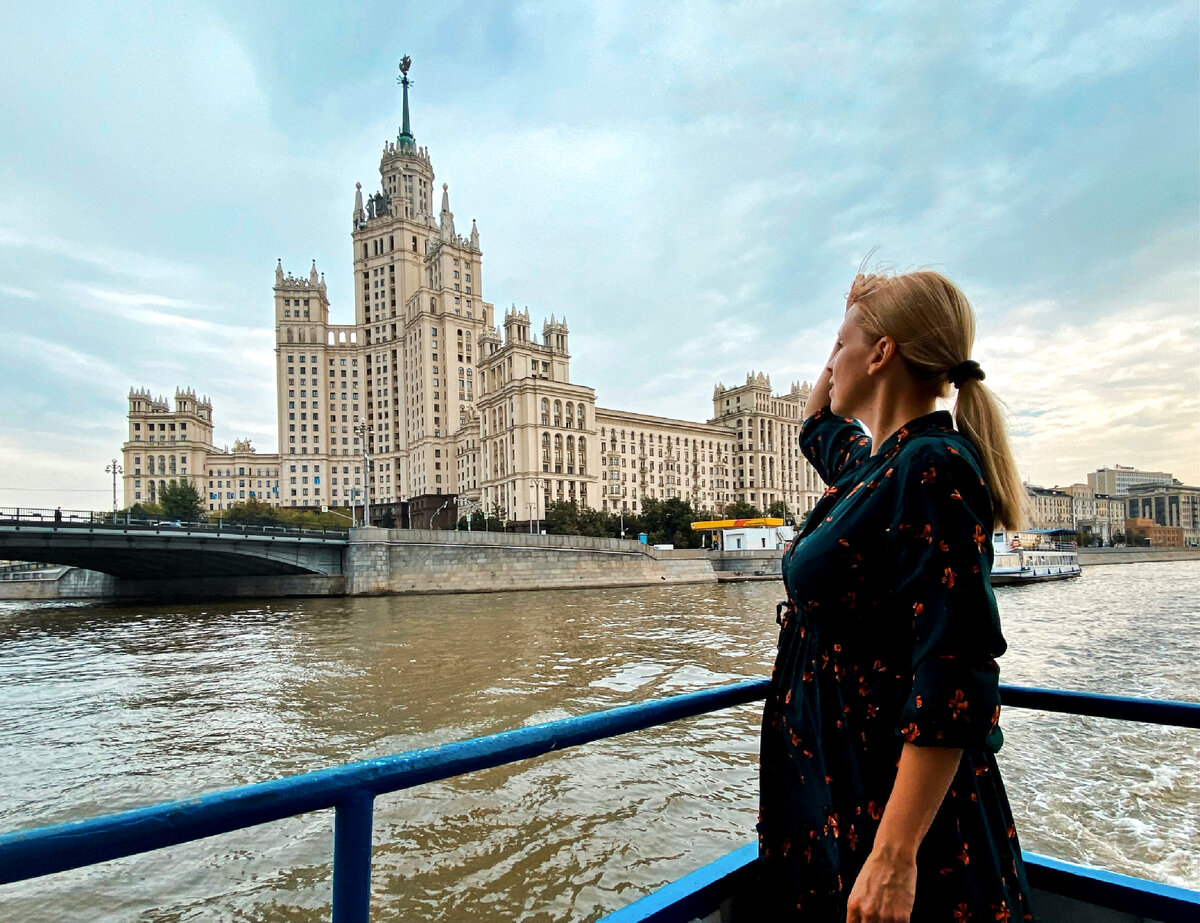 Московская гранд прогулка на теплоходе. Теплоход Снегири по Москве реке.
