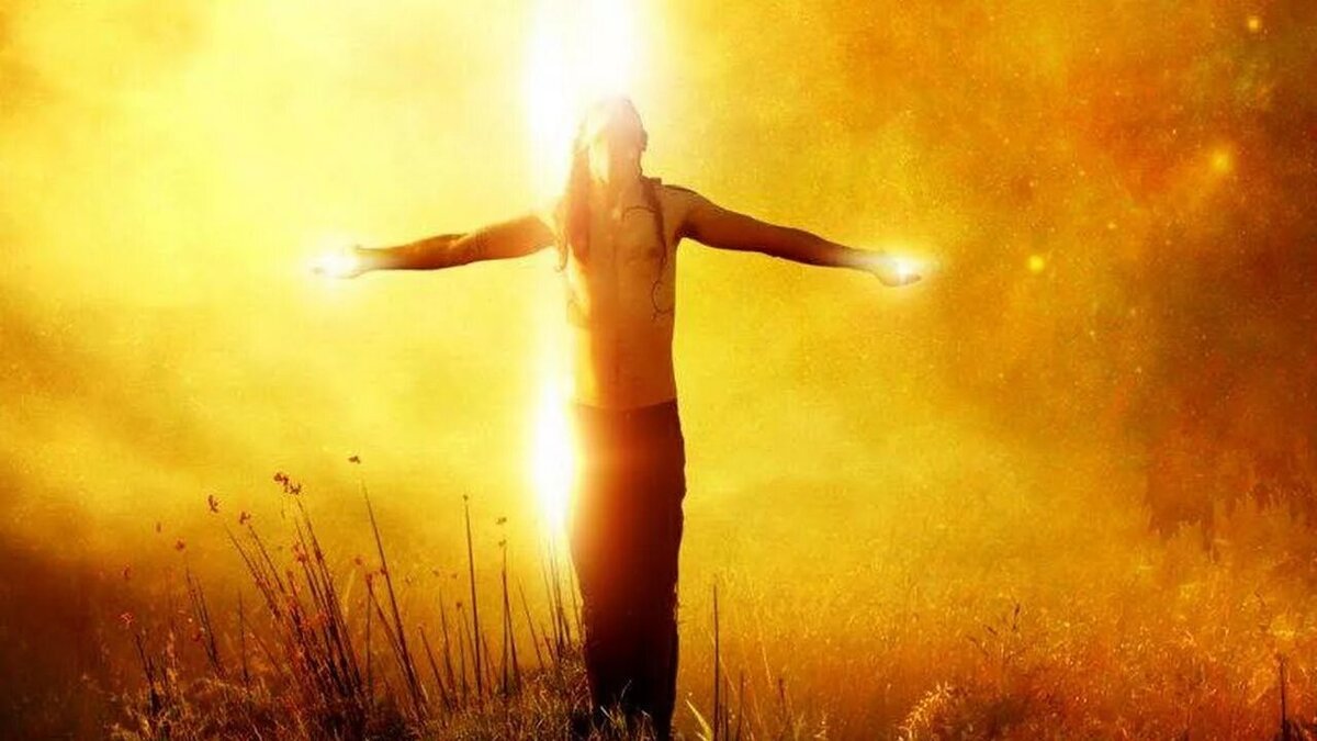 Солнца над головой. Свет изнутри человека. Солнце и человек. Человек в потоке света. Свет внутри человека.