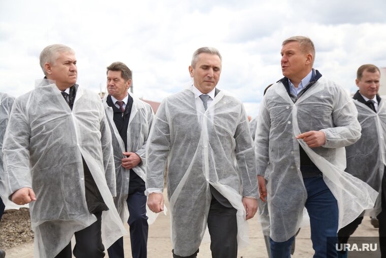    Александр Моор (посередине) приехал в Юргинский район (архивное фото)