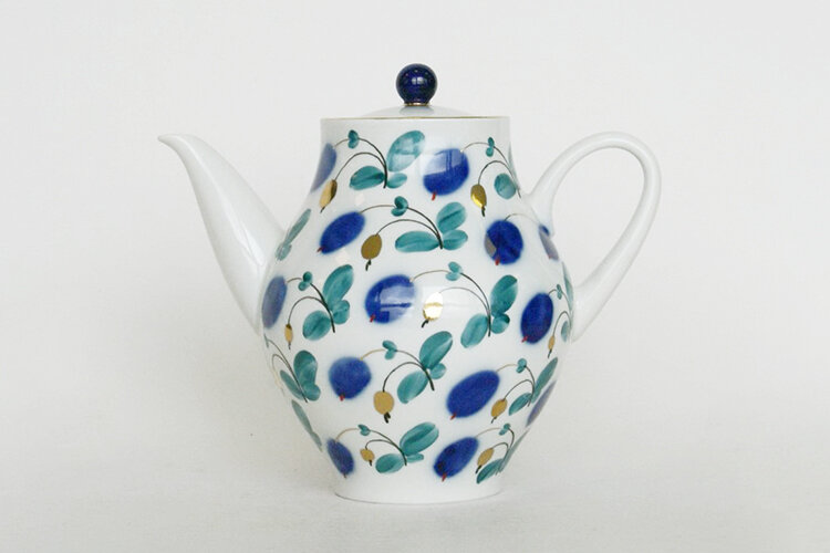 Чайник из сервиза «Гоноболь», 1963 год, ЛФЗ. Автор формы Владимир Лаврентьевич Семёнов, автор росписи Иван Иванович Ризнич
