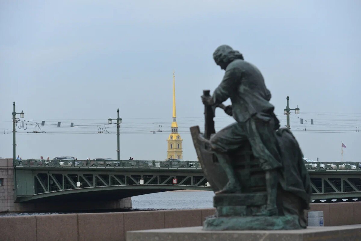 Частью прогулки по Адмиралтейской набережной может стать встреча с памятником «Царь-плотник».