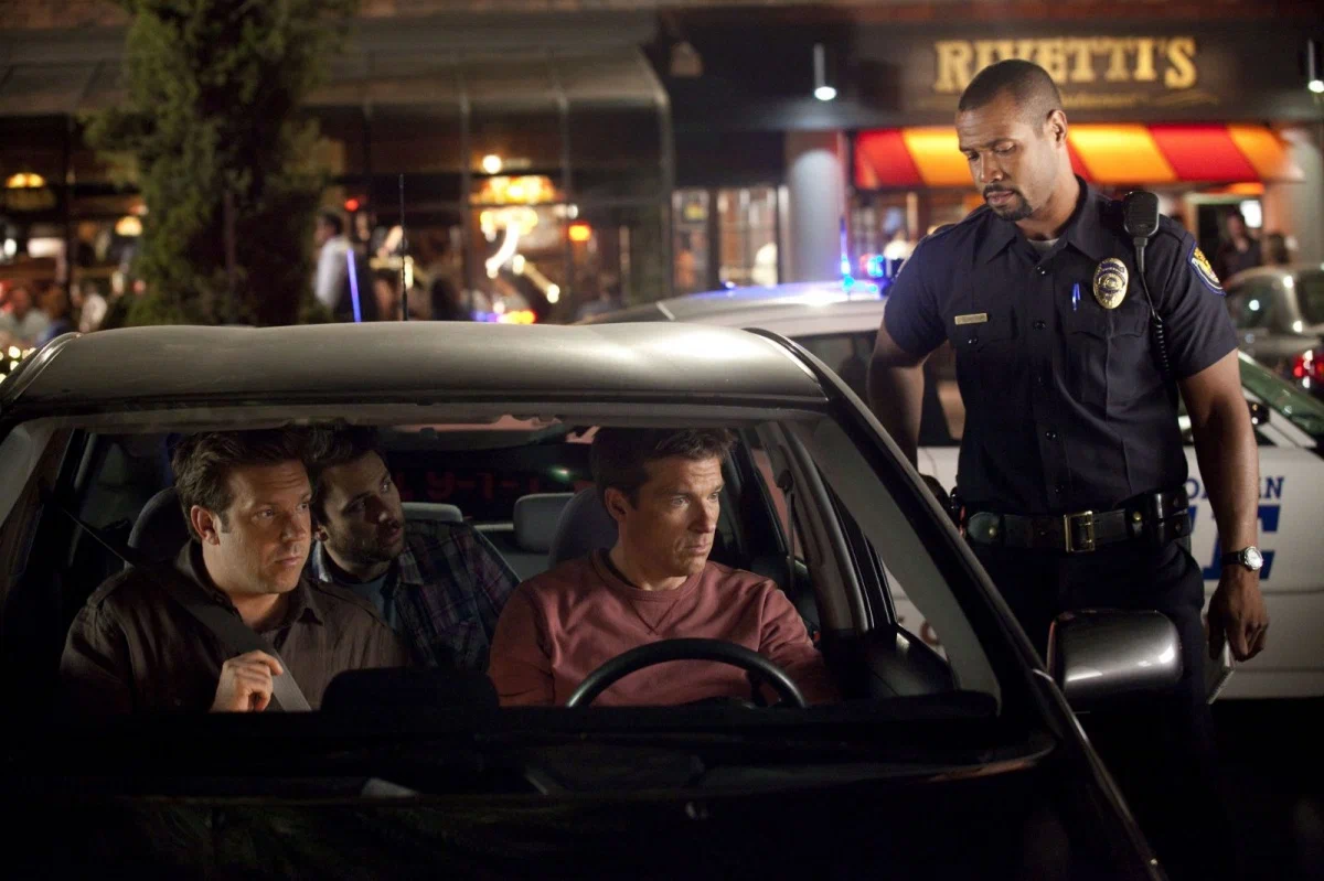 Единственное, что могло бы сделать трудовые будни Ника, Курта и Дэйла чуть более выносимыми - возможность стереть в порошок их несносное начальство. 
Уволиться с работы - не вариант, поэтому, изрядно выпив и воспользовавшись советами бывшего преступника, трое друзей разрабатывают витиеватый и, казалось бы, безупречный план, как помочь друг другу навсегда избавиться от осточертевших работодателей.

Проблема лишь в том, что даже самые продуманные планы безупречны ровно настолько, насколько умны разработавшие их люди.