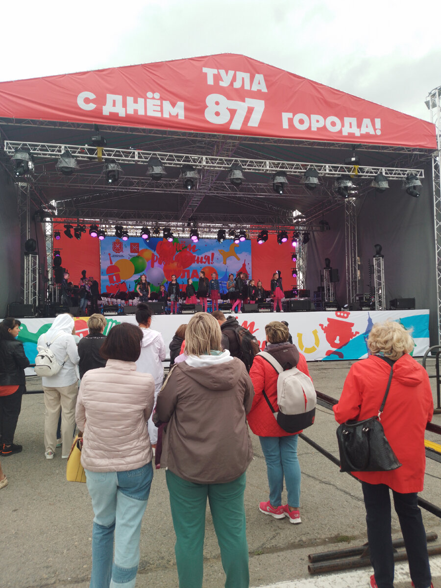 Нашему городу -877, но он  как всегда молод, красив, хорош собой, да ещё в в полном расцвете сил, радует своих жителей и гостей, историческими  памятниками, итересными музеями, замечательными...-44